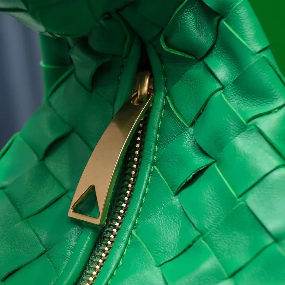 Batch 1120 BV Bottega Veneta's new early spring women's MINI JODIE handbag BV bag 🔥The new method is based on the original rounded corners, knotted with classic woven leather round hobo bag, The most iconic triangular pull-out design, using sheepskin draped soft shape, is super suitable for concave shapes~ Jodie feels really gentle to people, and is definitely the best item for daily matching. It has the same weave, new elements and twists, is compact and versatile, and is the new favorite of street style Internet celebrities! Dimensions: 23x28x8 Model: 6699-1